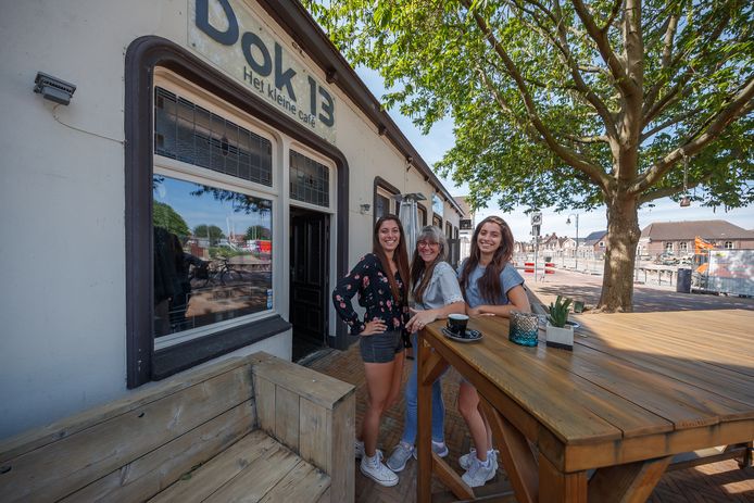 Dok 13 opent haar deuren weer op 1 juni aanstaande. Met een nieuw terras. Daar zijn Sylvia, Tulla en Layla van Tilborg erg blij mee.
