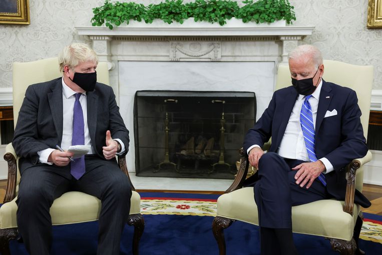 Johnson en Biden ontmoetten elkaar gisteren in Washington. Beeld REUTERS