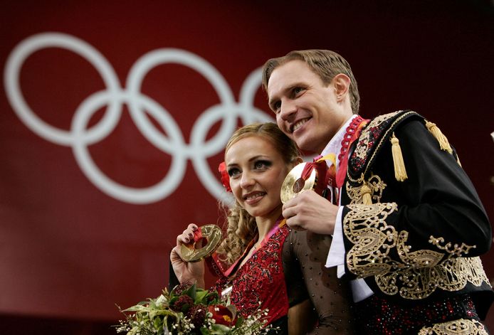Kostomarov en zijn schaatspartner Tatjana Nawka met het olympisch goud op de Winterspelen van Turijn in 2006.