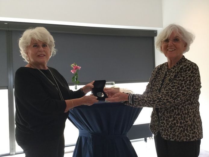 Bestuursvoorzitter Karla Peijs van het Watersnoodmuseum geeft de penning aan Ineke van Dijke