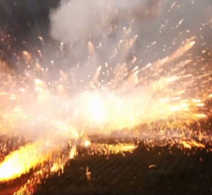 Voormalig burgemeester Bram van  Hemmen zag op oudejaarsdag jongeren vuurwerk naar handhavers gooien en filmde het incident.