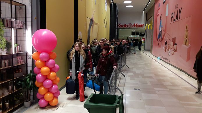 De rij voor Dunkin' Donuts Hoog Catharijne.