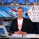 Medewerkster Russisch journaal verstoort uitzending met protestbord