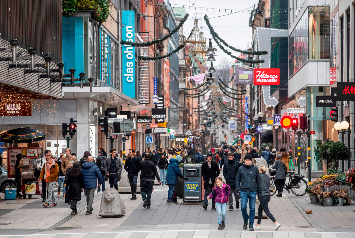 Een drukke winkelstraat in het centrum van Stockholm. Mondmaskers zijn er niet verplicht. Beeld AFP