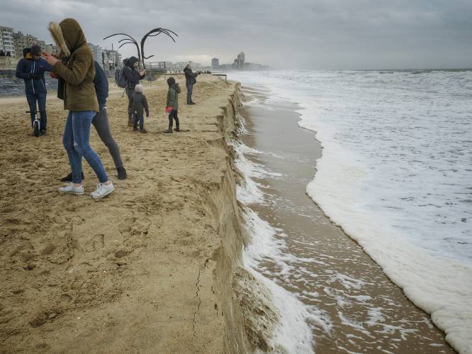 Storm zorgt voor gevaarlijke kliffen van twee meter hoog aan de kust
