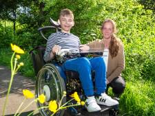 Gehandicapte Thomas moet met de taxi helemaal naar school in Rotterdam: ‘Als ouders hadden we geen keuze’