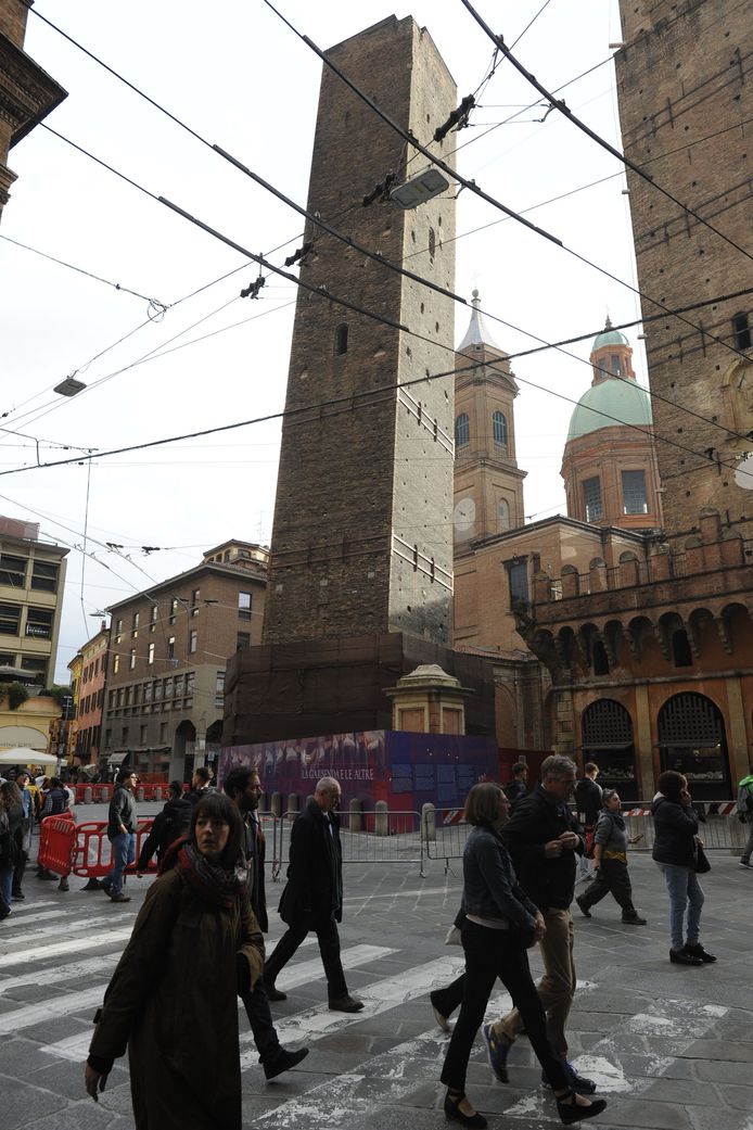 La foto è della fine del mese scorso, quando la piazza che circondava le torri era chiusa.