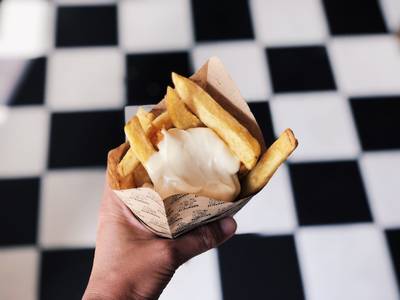 Een ‘Belze-avond’ met puntzak friet en Belgische artiesten in Wouw