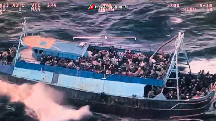 Deze foto, genomen uit een luchtvideo die de Italiaanse kustwacht ter beschikking stelde, toont een boot die overladen is met migranten tijdens een reddingsoperatie van de kustwacht voor de kust van Calabrië, Zuid-Italië.