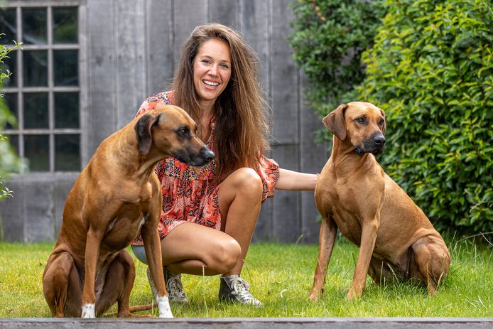 Laurence Van Tongerloo met haar twee honden.