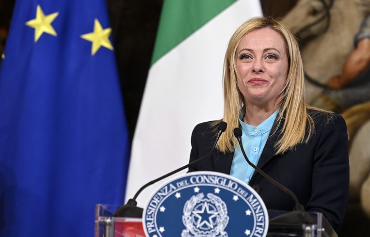 Il primo ministro italiano Giorgia Meloni approva una nuova legge che limita i diritti dei gay