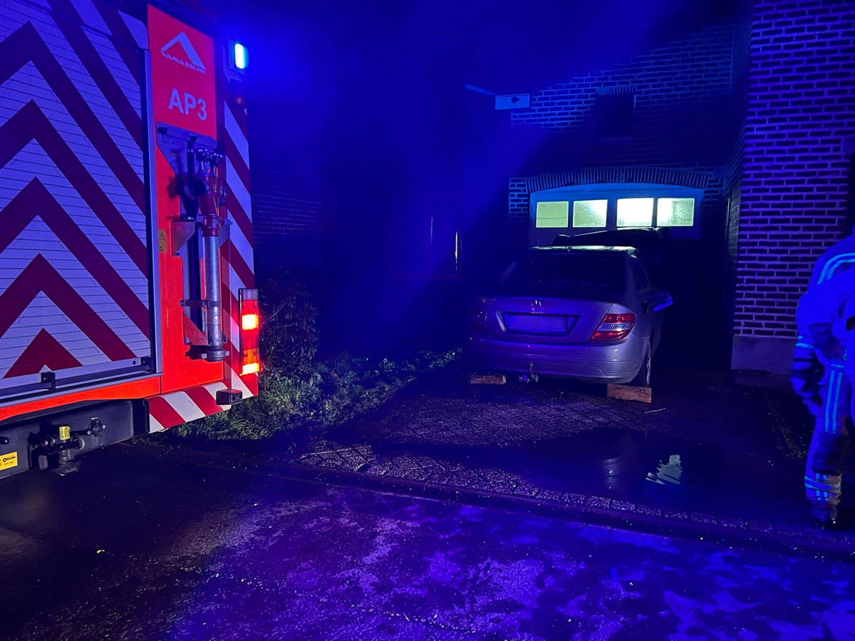 bewoners-kunnen-autobrand-doven-met-tuinslang-foto-hln-be