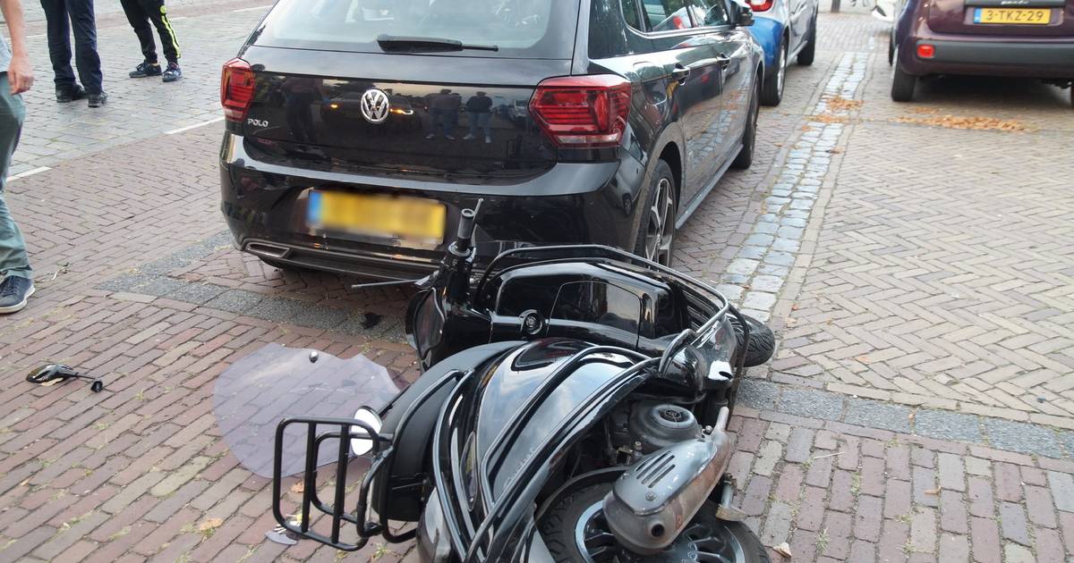 Scooterrijder raakt gewond bij botsing met auto in Nieuwkuijk - BD.nl