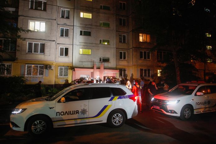 Oekraïense politiewagens voor de woning van journalist Arkady Babchenko in Kiev.