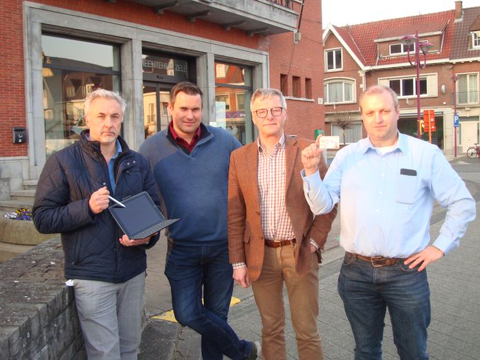 Open Vld'ers Dirk De Mey, Geert D'hooghe, Marc Verberckmoes en Geert Roosenboom dringen aan op een vrij openingsmoment van het Zeels gemeentehuis.