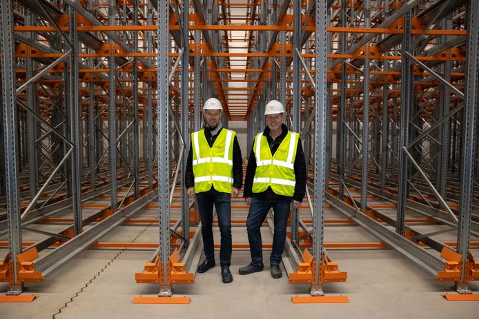 Jan Aaltzen Linde (links) en Wilco Boone tussen de zogeheten shuttlestellingen, waar de pallets automatisch naar achter zoeven om het vrieshuis zo efficiënt mogelijk te vullen.