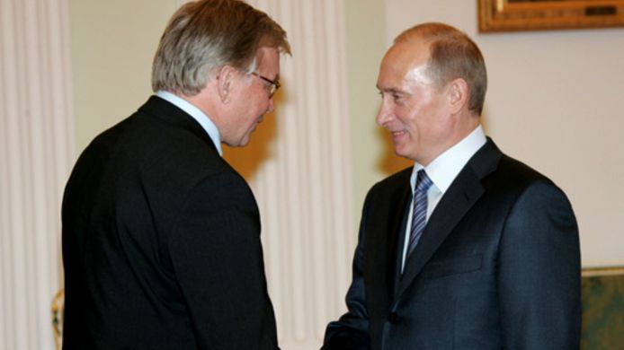René van der Linden schudt de hand van Vladimir Poetin in 2008.