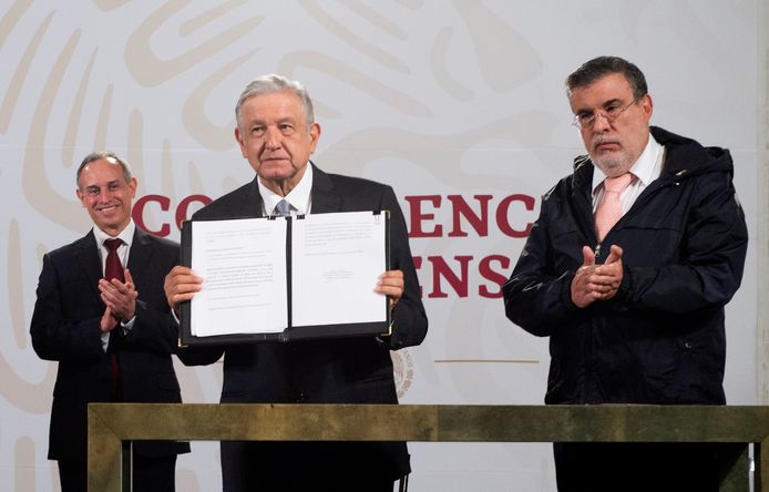 Andrés Manuel López Obrador  (midden) houdt het ondertekende verzoek omhoog dat hij naar de Senaat heeft gestuurd.