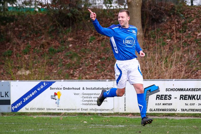 Stefan Aalbers dari RVW bersorak setelah mencetak kemenangan 3-2.