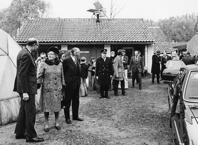 Koningin Juliana bracht in 1974 een bezoek aan het milieucentrum . Ze praat hier met oud-burgemeester Pesch van Boxtel (links)
