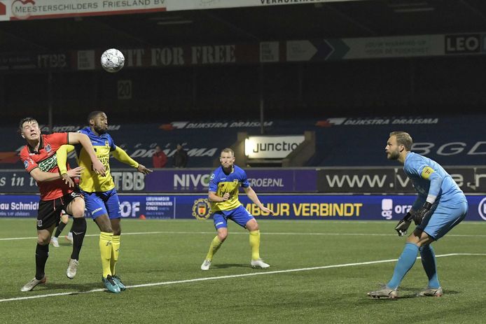 Ole Romeny (l) in duel met Calvin Mac-Intosch.