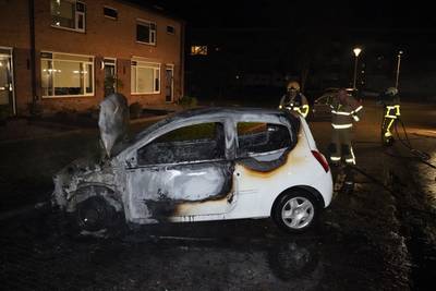 Auto brandt volledig uit op parkeerplaats in Vaassen