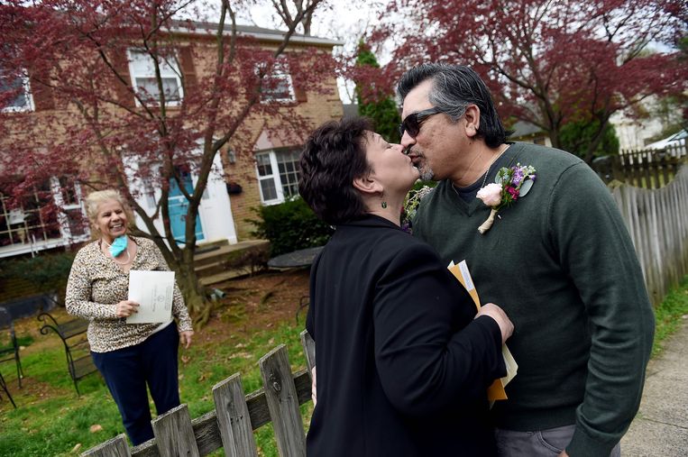 Een huwelijk onder het regime van social distancing in Virginia, de VS. Beeld AFP