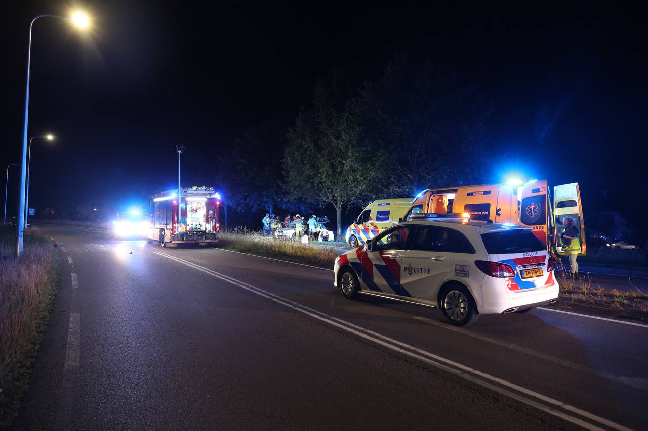Twee gewonden bij ongeluk tussen Nijverdal en Wierden, weg nog dicht Foto destentor.nl