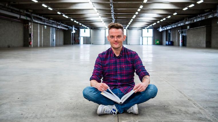 Radiomaker en jeugdschrijver Tom De Cock schreef op woensdag 23 juni het opiniestuk 'Regenboogvoetbal'. Beeld VRT