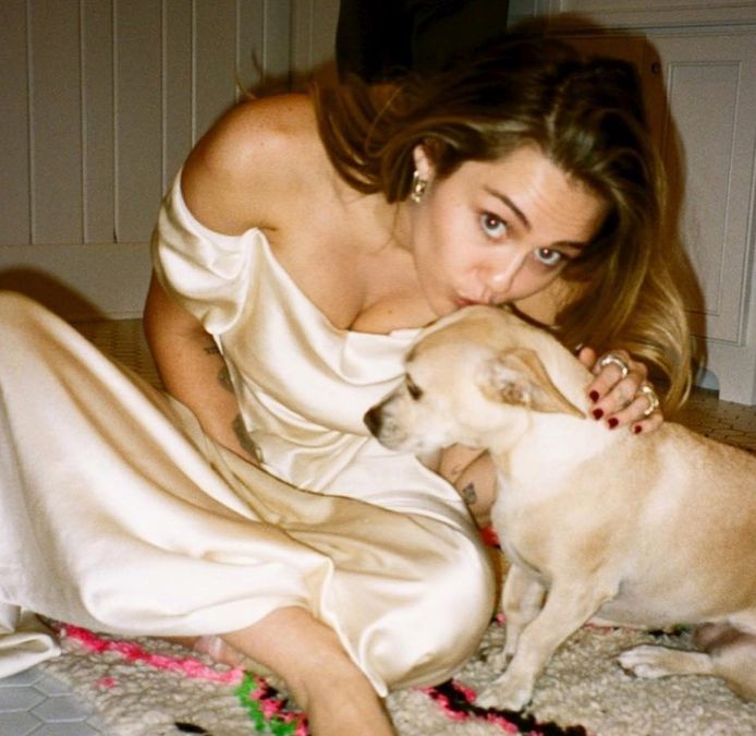 Miley was zelfs op haar trouwdag bij haar honden.