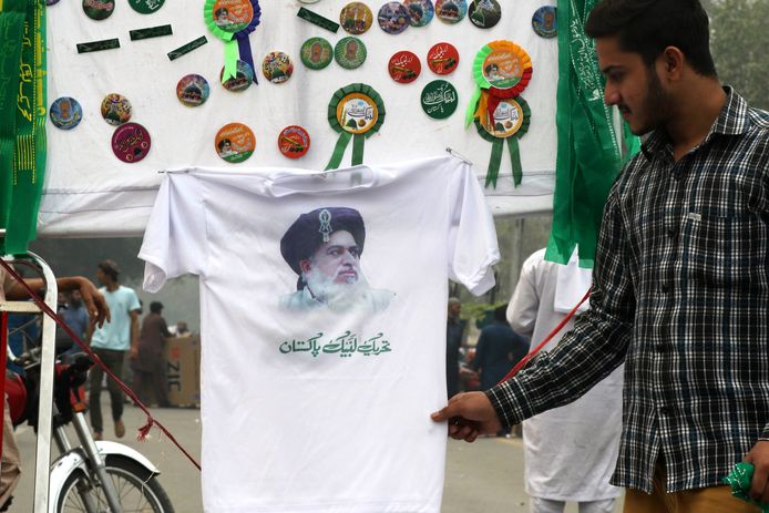T-shirts van Rizvi zijn populair onder zijn aanhangers.