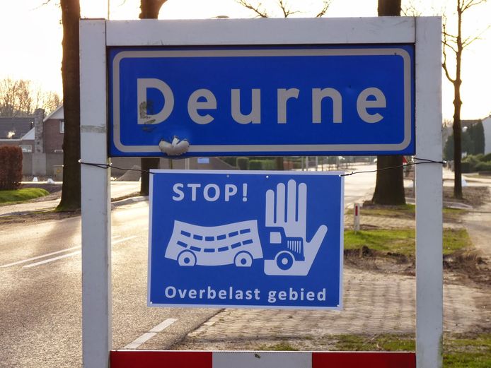 Organisatie Stop de Stank plaatste dit bord toen het urgentieteam een deel van Deurne als overbelast bestempelde in 2014.