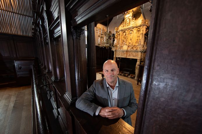 Kampenaar Theo Rietkerk wordt informateur voor de collegevorming in de gemeente Hardenberg. Op de foto poseert Theo in de Schepenzaal van het Stedelijk Museum in Kampen.