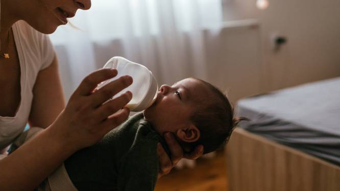 Hoe je als ouder op onethische manier gepusht wordt om je baby flessenmelk te geven. “Ze verdraaien de wetenschap”