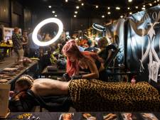 Eerste Ink ‘n Art Tattoo conventie in Den Bosch: 
Familie-tatoeages op je benen en een Mike Tyson-tribal in je ‘face’  