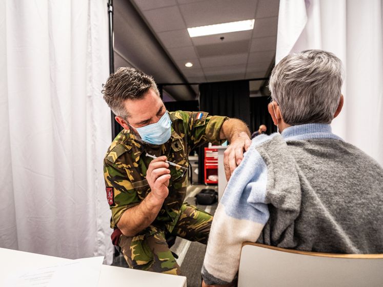 Snelle boosterprik voor de AstraZeneca-groep is maar heel moeizaam te krijgen: ‘Erg, erg zorgelijk’