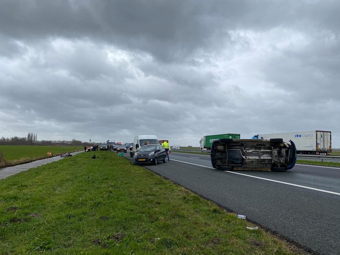 Dos autos estuvieron involucrados en el accidente. Un vehículo terminó en el agua, el otro en el costado en medio de la A28.