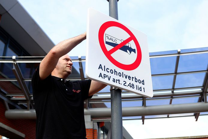 In mei werden bij het Piazza Center alcoholverbodsborden opgehangen, net als in het wijkpark in Oost.