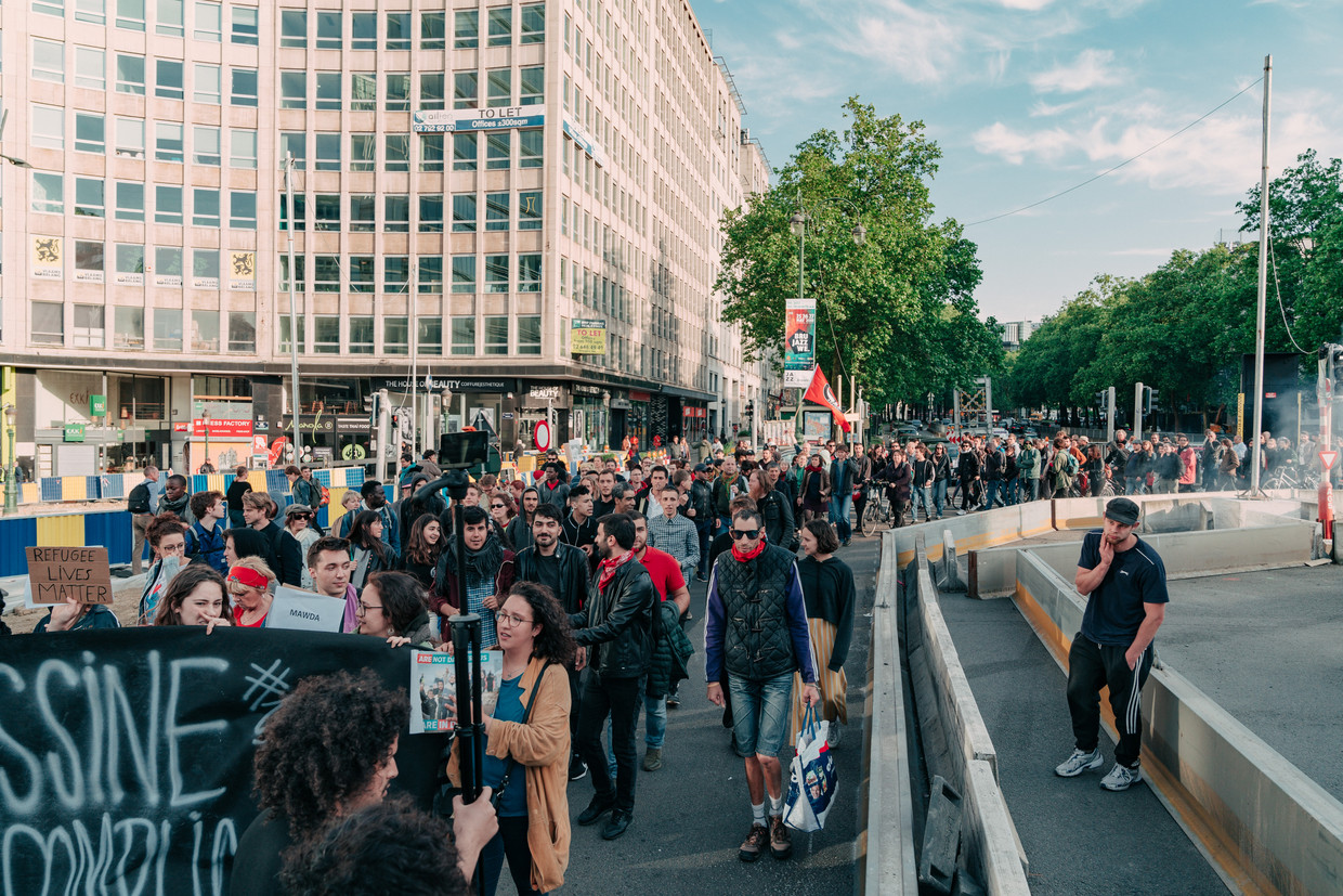 Deelnemers aan de betoging tegen het asielbeleid van de regering. Beeld Illias Teirlinck