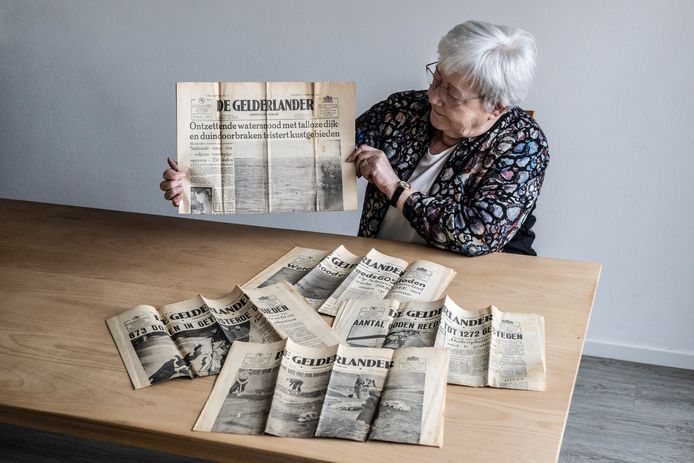 Tiny Lubeek met de oude kranten van de Watersnoodramp in 1953. Haar vader had de kranten van 2, 3, 4, 5 en 6 februari 1953 bewaard in een houten kistje op zolder. Tiny heeft de krant van maandag 2 februari in haar hand.