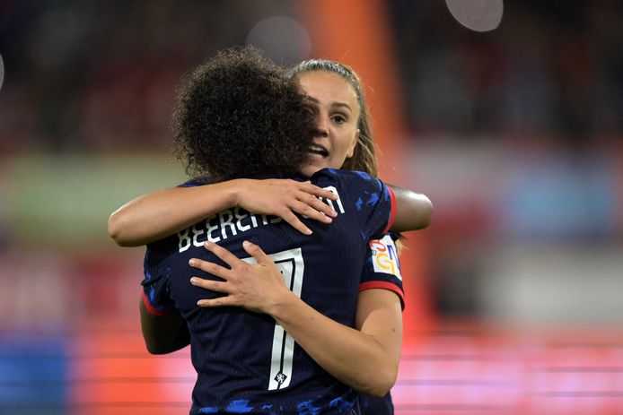 Lineth Beerensteyn and Lieke Martens knew each other very well against Poland.