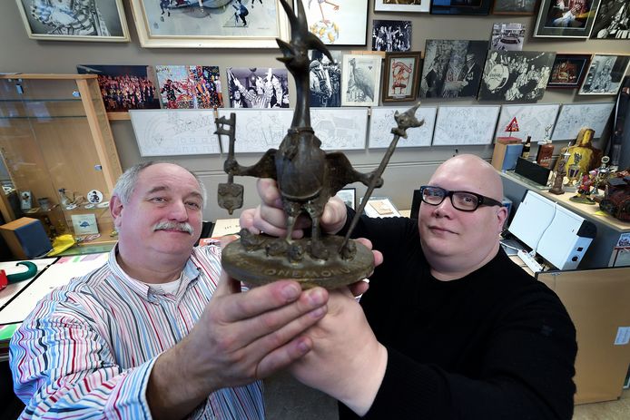 Michel Wouters (l.) en Iwan van Strien zijn op zoek naar de bronzen Tullepetoanen zoals op de Markt.