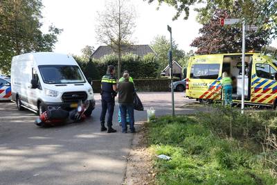 Scooterrijdster raakt gewond bij botsing met bestelbusje in Herpen