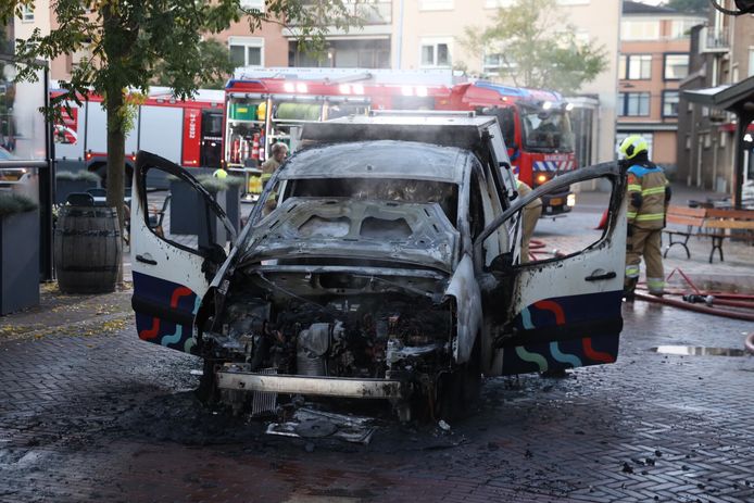 Op de Markt in Veghel is een bezemwagen in brand gevlogen.