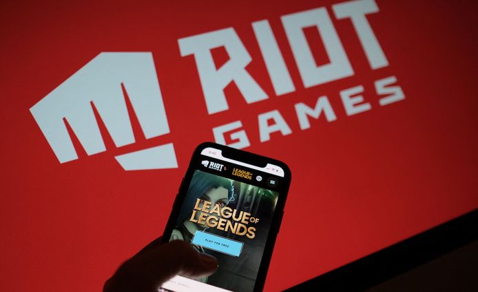 Spellenmaker Riot Games wil voor 100 miljoen dollar schikken in een rechtszaak die draait om slechte behandeling van vrouwen bij het bedrijf.