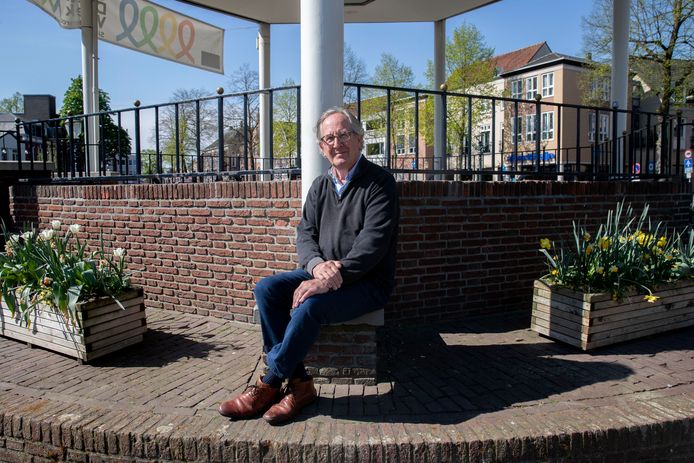 Als rasechte Rooienaar voelt Pieter van de Kamp zich betrokken bij de herinrichting van de Markt. Hij werd vorige week verrast met een Penning van Verdienste van de gemeente Meierijstad.