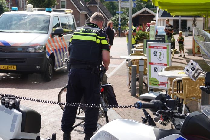 Bij een aanrijding op de Stationsstraat in Hardenberg is dinsdagmiddag een fietsster gewond geraakt.