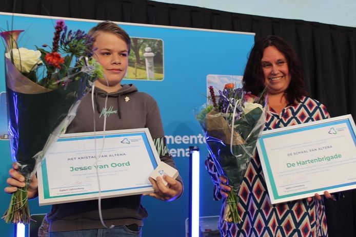 Jesse van Oord (links) heeft de Kristal van Altena gekregen. De Hartenbrigade ontving de waarderingsprijs de Schaal van Altena op de voorjaarsreceptie van de gemeente Altena.