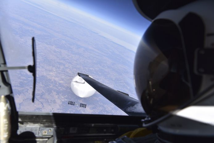 De door het Pentagon vrijgegeven foto van de vermoedelijke Chinese spionageballon.