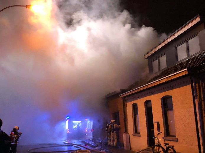 Het vuur sloeg deels over op de naastgelegen woning.
